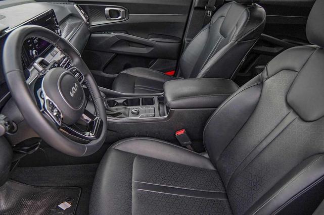Photo of 2023 Everlasting Silver Kia Sorento