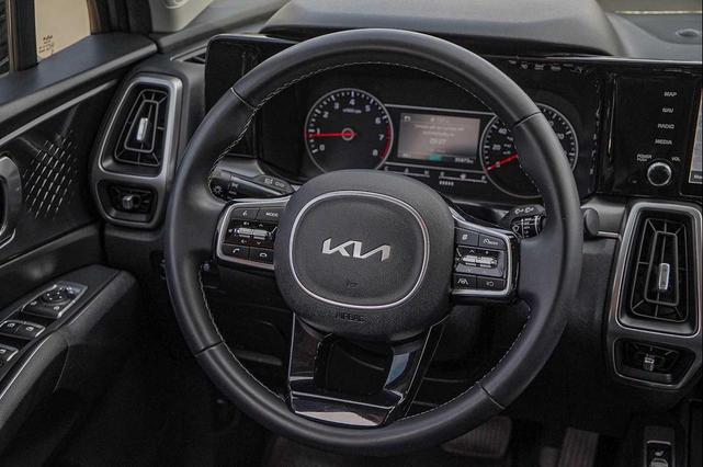 Photo of 2023 Everlasting Silver Kia Sorento