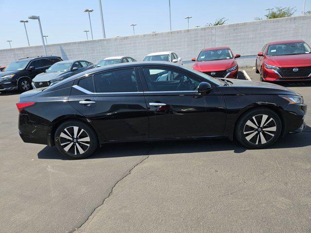 Photo of 2022 Super Black Nissan Altima