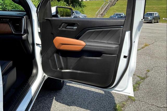 Photo of 2023 Summit White GMC Canyon