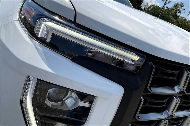 Photo of 2023 Summit White GMC Canyon