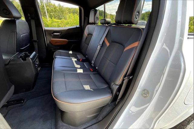 Photo of 2023 Summit White GMC Canyon