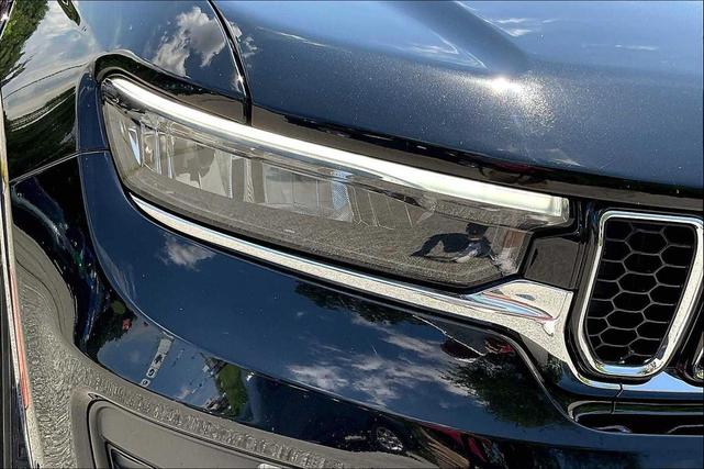 Photo of 2022 Diamond Black Crystal Pearlcoat Jeep Grand Cherokee