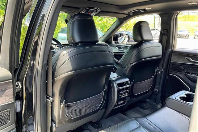 Photo of 2022 Diamond Black Crystal Pearlcoat Jeep Grand Cherokee