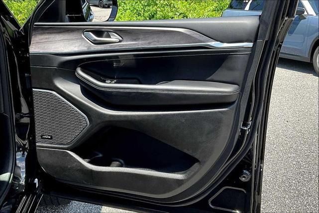 Photo of 2022 Diamond Black Crystal Pearlcoat Jeep Grand Cherokee