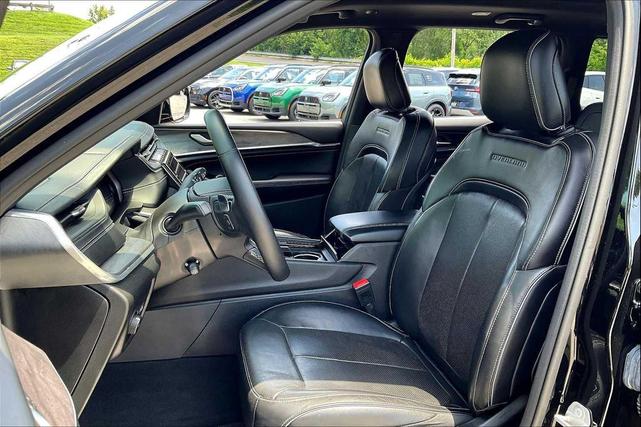 Photo of 2022 Diamond Black Crystal Pearlcoat Jeep Grand Cherokee