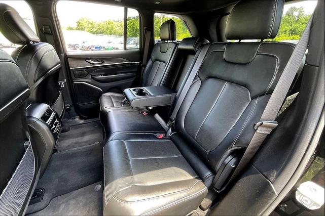 Photo of 2022 Diamond Black Crystal Pearlcoat Jeep Grand Cherokee