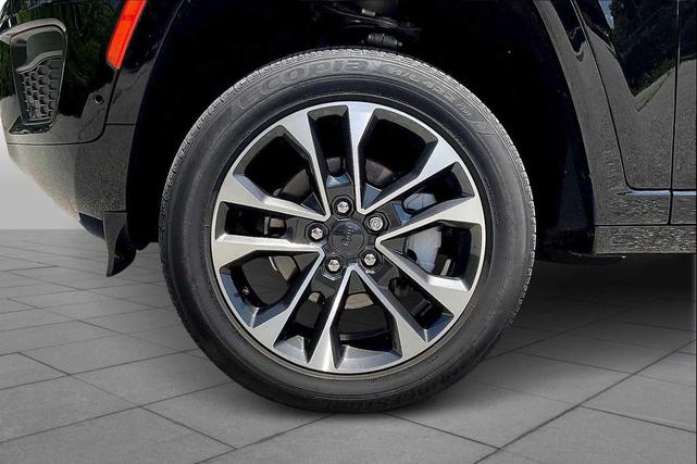 Photo of 2022 Diamond Black Crystal Pearlcoat Jeep Grand Cherokee