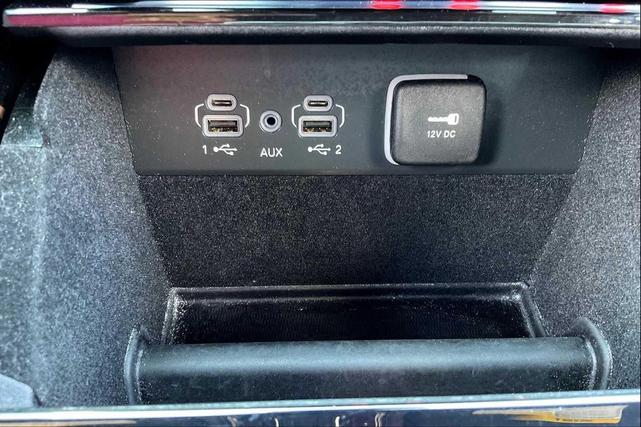 Photo of 2022 Diamond Black Crystal Pearlcoat Jeep Grand Cherokee