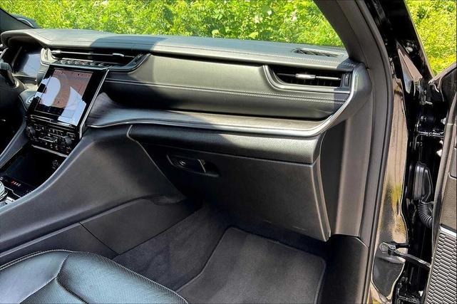 Photo of 2022 Diamond Black Crystal Pearlcoat Jeep Grand Cherokee