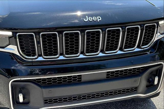 Photo of 2022 Diamond Black Crystal Pearlcoat Jeep Grand Cherokee
