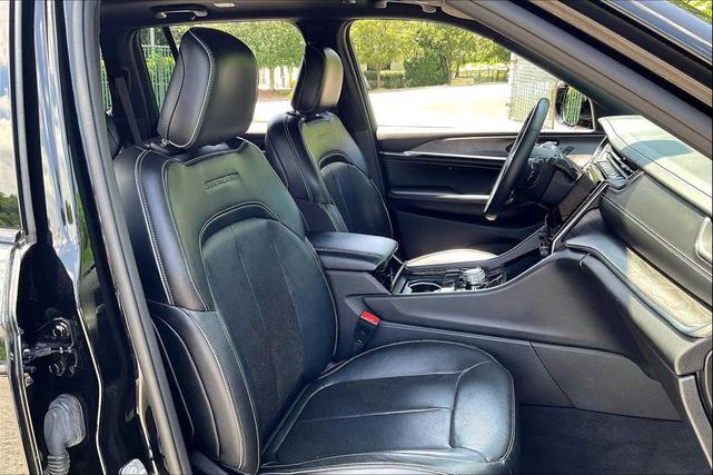 Photo of 2022 Diamond Black Crystal Pearlcoat Jeep Grand Cherokee