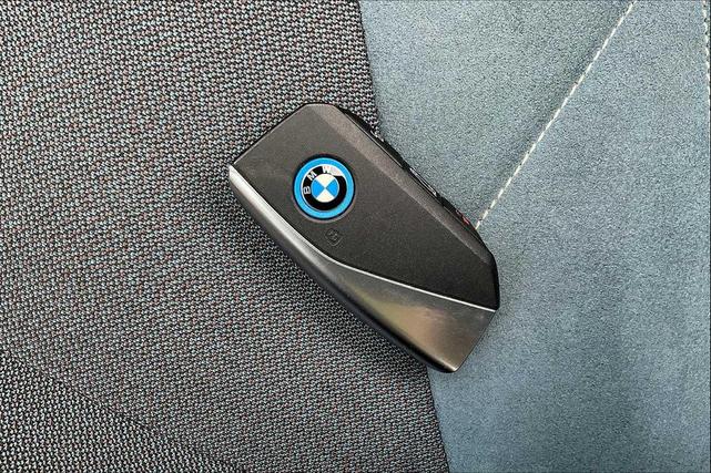 Photo of 2023 Mineral White Metallic BMW iX