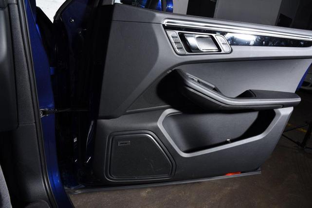 Photo of 2024 Gentian Blue Metallic Porsche Macan