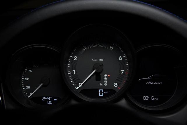 Photo of 2024 Gentian Blue Metallic Porsche Macan