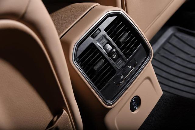 Photo of 2024 Gentian Blue Metallic Porsche Macan