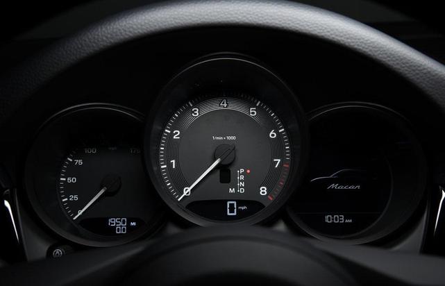 Photo of 2024 Gentian Blue Metallic Porsche Macan