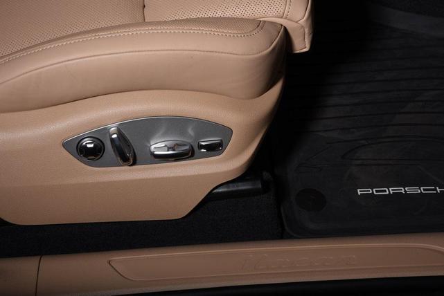Photo of 2024 Gentian Blue Metallic Porsche Macan