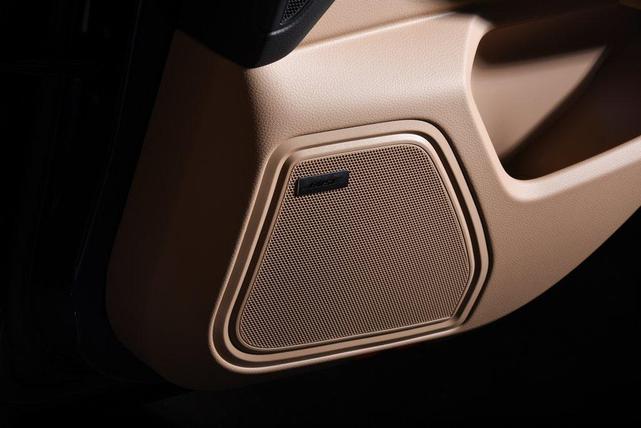 Photo of 2024 Gentian Blue Metallic Porsche Macan