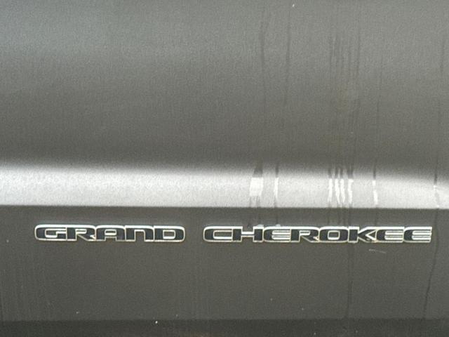 Photo of 2017 Granite Crystal Clearcoat Metallic Jeep Grand Cherokee
