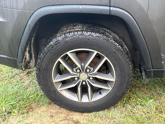 Photo of 2017 Granite Crystal Clearcoat Metallic Jeep Grand Cherokee
