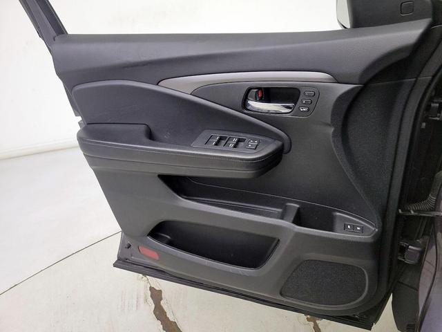 Photo of 2020 Gray Honda Pilot