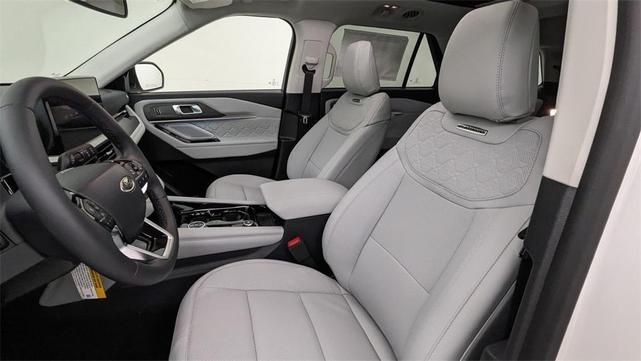 Photo of 2025 White Ford Explorer