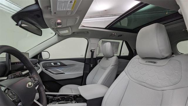 Photo of 2025 White Ford Explorer