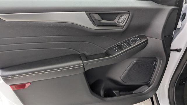 Photo of 2023 Oxford White Ford Escape