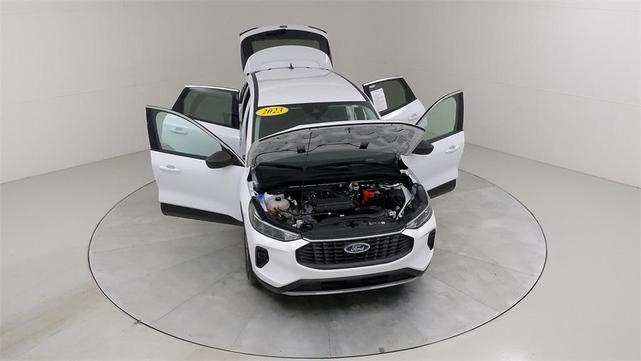 Photo of 2023 Oxford White Ford Escape