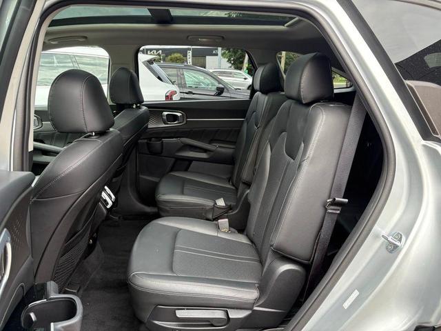 Photo of 2022 Sparkling Silver Kia Sorento