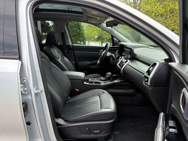 Photo of 2022 Sparkling Silver Kia Sorento