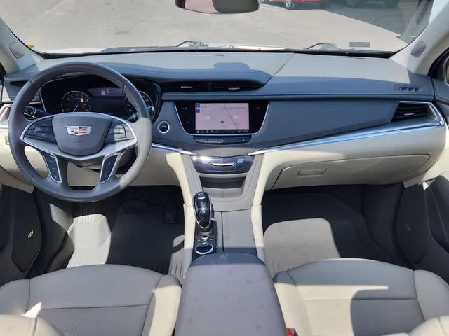 Photo of 2021 Crystal White Tricoat Cadillac XT5
