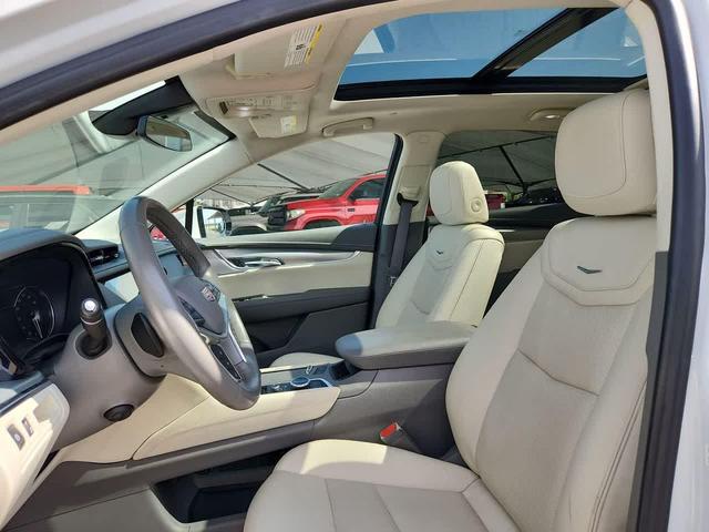 Photo of 2021 Crystal White Tricoat Cadillac XT5