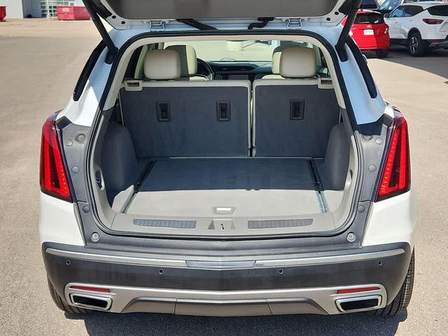 Photo of 2021 Crystal White Tricoat Cadillac XT5