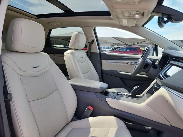 Photo of 2021 Crystal White Tricoat Cadillac XT5