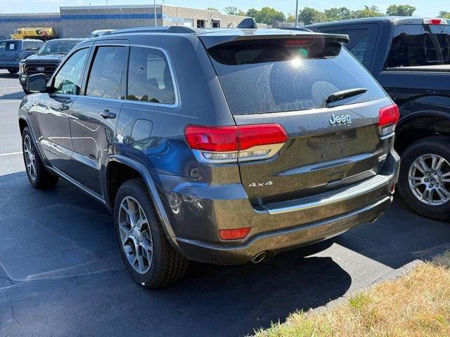 Photo of 2018 Granite Crystal Metallic Clearcoat Jeep Grand Cherokee
