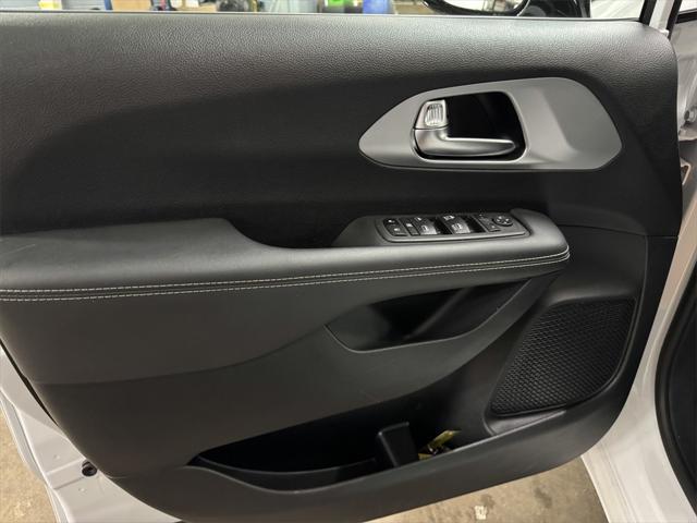 Photo of 2024 Bright White Clearcoat Chrysler Pacifica