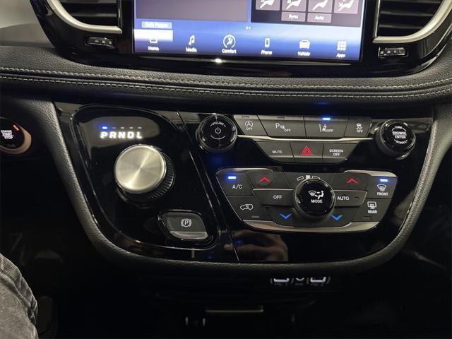 Photo of 2024 Bright White Clearcoat Chrysler Pacifica