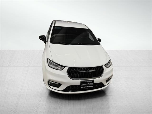 Photo of 2024 Bright White Clearcoat Chrysler Pacifica