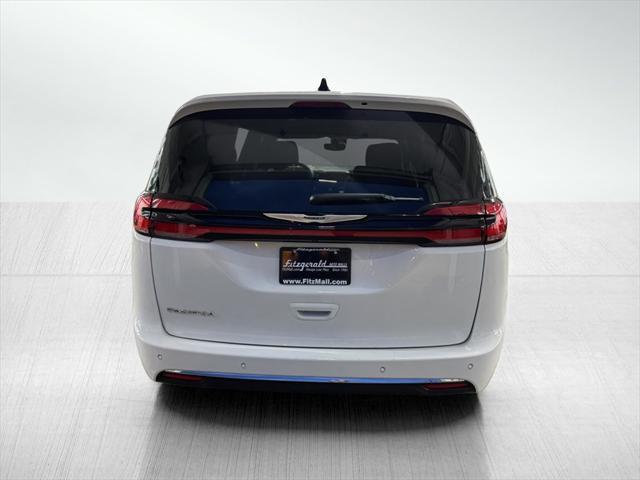 Photo of 2024 Bright White Clearcoat Chrysler Pacifica
