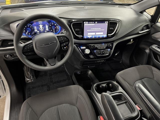 Photo of 2024 Bright White Clearcoat Chrysler Pacifica