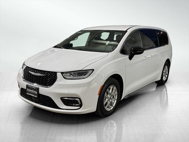 Photo of 2024 Bright White Clearcoat Chrysler Pacifica