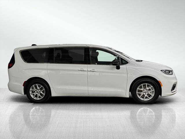 Photo of 2024 Bright White Clearcoat Chrysler Pacifica