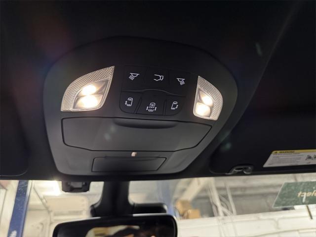 Photo of 2024 Bright White Clearcoat Chrysler Pacifica