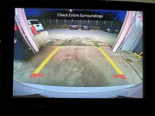 Photo of 2024 Bright White Clearcoat Chrysler Pacifica