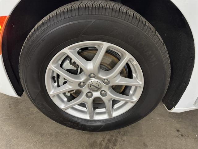 Photo of 2024 Bright White Clearcoat Chrysler Pacifica