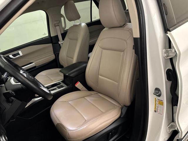 Photo of 2022 Star White Ford Explorer