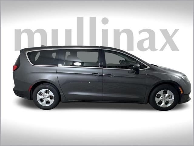 Photo of 2017 Granite Crystal Clearcoat Metallic Chrysler Pacifica