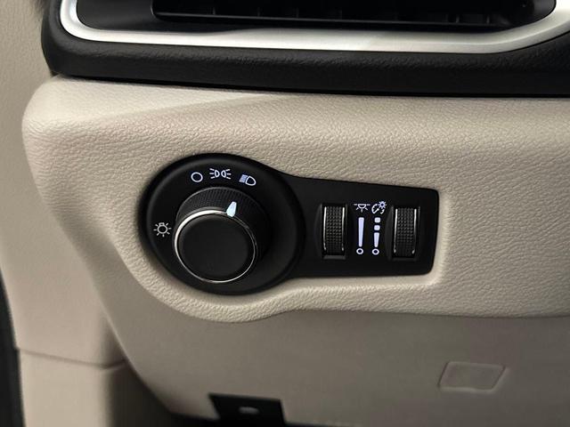 Photo of 2017 Granite Crystal Clearcoat Metallic Chrysler Pacifica
